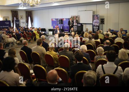 Bolton, Großbritannien. September 2024. Image © lizenziert für Parsons Media. 07/09/2024. Bolton, Vereinigtes Königreich. Tom Tugendhat besucht die Northern Conservative Hustings. The Last Drop Village. Tom Tugendhat Abgeordneter nimmt an den Northern Conservative Hustings Teil, die im Last Drop Hotel in Bolton, Greater Manchester, veranstaltet werden. Foto von Ryan Jenkinson/Parsons Media Credit: andrew parsons/Alamy Live News Stockfoto