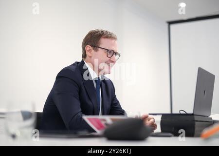 Bolton, Großbritannien. September 2024. Image © lizenziert für Parsons Media. 07/09/2024. Bolton, Vereinigtes Königreich. Tom Tugendhat besucht die Northern Conservative Hustings. The Last Drop Village. Tom Tugendhat Abgeordneter nimmt an den Northern Conservative Hustings Teil, die im Last Drop Hotel in Bolton, Greater Manchester, veranstaltet werden. Foto von Ryan Jenkinson/Parsons Media Credit: andrew parsons/Alamy Live News Stockfoto