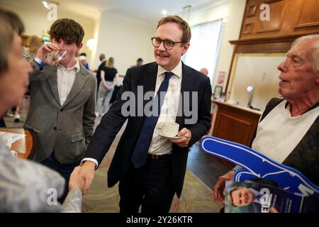 Bolton, Großbritannien. September 2024. Image © lizenziert für Parsons Media. 07/09/2024. Bolton, Vereinigtes Königreich. Tom Tugendhat besucht die Northern Conservative Hustings. The Last Drop Village. Tom Tugendhat Abgeordneter nimmt an den Northern Conservative Hustings Teil, die im Last Drop Hotel in Bolton, Greater Manchester, veranstaltet werden. Foto von Ryan Jenkinson/Parsons Media Credit: andrew parsons/Alamy Live News Stockfoto