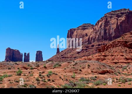 Felsformationen, Steilwände am Boden des Oljato Monument Valley unter blauem Himmel Stockfoto