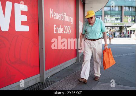 07.09.2024, Berlin, Deutschland, Europa - eine alltaegliche Strassenszene zeigt einen aelteren Fussgaenger an der Ecke Kantstraße und Wilmersdorfer Straße im Bezirk Charlottenburg-Wilmersdorf. *** 07 09 2024, Berlin, Deutschland, Europa eine alltägliche Straßenszene zeigt einen älteren Fußgänger an der Ecke Kantstraße/Wilmersdorfer Straße im Stadtteil Charlottenburg Wilmersdorf Stockfoto