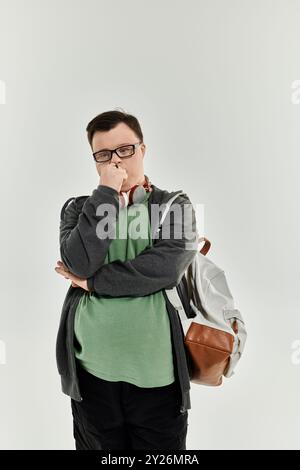 Ein junger Mann mit Down-Syndrom steht in Nachsicht und zeigt seinen einzigartigen Stil und seine Einstellung. Stockfoto