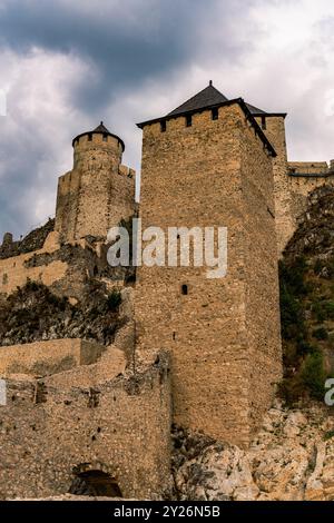 Die imposanten Mauern der Festung Golubac erregen Aufmerksamkeit, da sie widerstandsfähig vor dem Hintergrund der Donau stehen und jahrhundertelange Geschichte bewahren Stockfoto