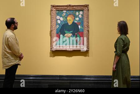 DIE PHILADELPHIA SONNENBLUMEN WURDEN URSPRÜNGLICH BEI VAN GOGHS FREUNDEN MR. UND MRS. GINOUX IN ARLES HINTERLASSEN UND VON GEKAUFT HERR CARROL TYSON AUS CHETNUT HILL PHILADELPHIA 1935, BEVOR ER 1963 VOM PHILADELPHIA MUSEUM OF ART ERWORBEN WURDE . DIE LONDONER SONNENBLUMEN WURDEN IM MAI 1889 AN VAN GOGHS BRUDER THEO GESCHICKT UND BLIEBEN BIS ZUM DIE NATIONAL GALLERY KAUFTE DAS BILD 1924. DIE BEIDEN BILDER WURDEN SEIT ANFANG 1889 IM STUDIO DES KÜNSTLERS NIE ZUSAMMEN AUSGESTELLT . DIE BEIDEN SONNENBLUMEN WERDEN NEBEN LA BERCEUSE (1888) SEIN SYMBOLISCHES PORTRÄT EINER FRAU MIT CRADE-SCHNUR GEZEIGT Stockfoto