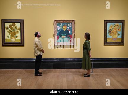 DIE PHILADELPHIA SONNENBLUMEN WURDEN URSPRÜNGLICH BEI VAN GOGHS FREUNDEN MR. UND MRS. GINOUX IN ARLES HINTERLASSEN UND VON GEKAUFT HERR CARROL TYSON AUS CHETNUT HILL PHILADELPHIA 1935, BEVOR ER 1963 VOM PHILADELPHIA MUSEUM OF ART ERWORBEN WURDE . DIE LONDONER SONNENBLUMEN WURDEN IM MAI 1889 AN VAN GOGHS BRUDER THEO GESCHICKT UND BLIEBEN BIS ZUM DIE NATIONAL GALLERY KAUFTE DAS BILD 1924. DIE BEIDEN BILDER WURDEN SEIT ANFANG 1889 IM STUDIO DES KÜNSTLERS NIE ZUSAMMEN AUSGESTELLT . DIE BEIDEN SONNENBLUMEN WERDEN NEBEN LA BERCEUSE (1888) SEIN SYMBOLISCHES PORTRÄT EINER FRAU MIT CRADE-SCHNUR GEZEIGT Stockfoto