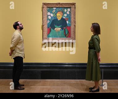 DIE PHILADELPHIA SONNENBLUMEN WURDEN URSPRÜNGLICH BEI VAN GOGHS FREUNDEN MR. UND MRS. GINOUX IN ARLES HINTERLASSEN UND VON GEKAUFT HERR CARROL TYSON AUS CHETNUT HILL PHILADELPHIA 1935, BEVOR ER 1963 VOM PHILADELPHIA MUSEUM OF ART ERWORBEN WURDE . DIE LONDONER SONNENBLUMEN WURDEN IM MAI 1889 AN VAN GOGHS BRUDER THEO GESCHICKT UND BLIEBEN BIS ZUM DIE NATIONAL GALLERY KAUFTE DAS BILD 1924. DIE BEIDEN BILDER WURDEN SEIT ANFANG 1889 IM STUDIO DES KÜNSTLERS NIE ZUSAMMEN AUSGESTELLT . DIE BEIDEN SONNENBLUMEN WERDEN NEBEN LA BERCEUSE (1888) SEIN SYMBOLISCHES PORTRÄT EINER FRAU MIT CRADE-SCHNUR GEZEIGT Stockfoto