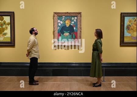 DIE PHILADELPHIA SONNENBLUMEN WURDEN URSPRÜNGLICH BEI VAN GOGHS FREUNDEN MR. UND MRS. GINOUX IN ARLES HINTERLASSEN UND VON GEKAUFT HERR CARROL TYSON AUS CHETNUT HILL PHILADELPHIA 1935, BEVOR ER 1963 VOM PHILADELPHIA MUSEUM OF ART ERWORBEN WURDE . DIE LONDONER SONNENBLUMEN WURDEN IM MAI 1889 AN VAN GOGHS BRUDER THEO GESCHICKT UND BLIEBEN BIS ZUM DIE NATIONAL GALLERY KAUFTE DAS BILD 1924. DIE BEIDEN BILDER WURDEN SEIT ANFANG 1889 IM STUDIO DES KÜNSTLERS NIE ZUSAMMEN AUSGESTELLT . DIE BEIDEN SONNENBLUMEN WERDEN NEBEN LA BERCEUSE (1888) SEIN SYMBOLISCHES PORTRÄT EINER FRAU MIT CRADE-SCHNUR GEZEIGT Stockfoto