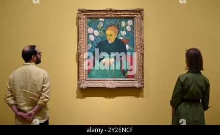 DIE PHILADELPHIA SONNENBLUMEN WURDEN URSPRÜNGLICH BEI VAN GOGHS FREUNDEN MR. UND MRS. GINOUX IN ARLES HINTERLASSEN UND VON GEKAUFT HERR CARROL TYSON AUS CHETNUT HILL PHILADELPHIA 1935, BEVOR ER 1963 VOM PHILADELPHIA MUSEUM OF ART ERWORBEN WURDE . DIE LONDONER SONNENBLUMEN WURDEN IM MAI 1889 AN VAN GOGHS BRUDER THEO GESCHICKT UND BLIEBEN BIS ZUM DIE NATIONAL GALLERY KAUFTE DAS BILD 1924. DIE BEIDEN BILDER WURDEN SEIT ANFANG 1889 IM STUDIO DES KÜNSTLERS NIE ZUSAMMEN AUSGESTELLT . DIE BEIDEN SONNENBLUMEN WERDEN NEBEN LA BERCEUSE (1888) SEIN SYMBOLISCHES PORTRÄT EINER FRAU MIT CRADE-SCHNUR GEZEIGT Stockfoto