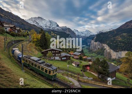 Wengen Schweiz Naturlandschaft am Dorf und Jungfraugipfel in der Herbstsaison Stockfoto