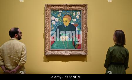 DIE PHILADELPHIA SONNENBLUMEN WURDEN URSPRÜNGLICH BEI VAN GOGHS FREUNDEN MR. UND MRS. GINOUX IN ARLES HINTERLASSEN UND VON GEKAUFT HERR CARROL TYSON AUS CHETNUT HILL PHILADELPHIA 1935, BEVOR ER 1963 VOM PHILADELPHIA MUSEUM OF ART ERWORBEN WURDE . DIE LONDONER SONNENBLUMEN WURDEN IM MAI 1889 AN VAN GOGHS BRUDER THEO GESCHICKT UND BLIEBEN BIS ZUM DIE NATIONAL GALLERY KAUFTE DAS BILD 1924. DIE BEIDEN BILDER WURDEN SEIT ANFANG 1889 IM STUDIO DES KÜNSTLERS NIE ZUSAMMEN AUSGESTELLT . DIE BEIDEN SONNENBLUMEN WERDEN NEBEN LA BERCEUSE (1888) SEIN SYMBOLISCHES PORTRÄT EINER FRAU MIT CRADE-SCHNUR GEZEIGT Stockfoto