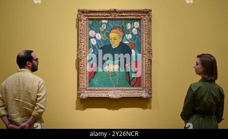DIE PHILADELPHIA SONNENBLUMEN WURDEN URSPRÜNGLICH BEI VAN GOGHS FREUNDEN MR. UND MRS. GINOUX IN ARLES HINTERLASSEN UND VON GEKAUFT HERR CARROL TYSON AUS CHETNUT HILL PHILADELPHIA 1935, BEVOR ER 1963 VOM PHILADELPHIA MUSEUM OF ART ERWORBEN WURDE . DIE LONDONER SONNENBLUMEN WURDEN IM MAI 1889 AN VAN GOGHS BRUDER THEO GESCHICKT UND BLIEBEN BIS ZUM DIE NATIONAL GALLERY KAUFTE DAS BILD 1924. DIE BEIDEN BILDER WURDEN SEIT ANFANG 1889 IM STUDIO DES KÜNSTLERS NIE ZUSAMMEN AUSGESTELLT . DIE BEIDEN SONNENBLUMEN WERDEN NEBEN LA BERCEUSE (1888) SEIN SYMBOLISCHES PORTRÄT EINER FRAU MIT CRADE-SCHNUR GEZEIGT Stockfoto