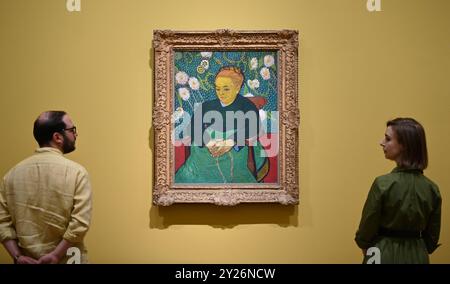 DIE PHILADELPHIA SONNENBLUMEN WURDEN URSPRÜNGLICH BEI VAN GOGHS FREUNDEN MR. UND MRS. GINOUX IN ARLES HINTERLASSEN UND VON GEKAUFT HERR CARROL TYSON AUS CHETNUT HILL PHILADELPHIA 1935, BEVOR ER 1963 VOM PHILADELPHIA MUSEUM OF ART ERWORBEN WURDE . DIE LONDONER SONNENBLUMEN WURDEN IM MAI 1889 AN VAN GOGHS BRUDER THEO GESCHICKT UND BLIEBEN BIS ZUM DIE NATIONAL GALLERY KAUFTE DAS BILD 1924. DIE BEIDEN BILDER WURDEN SEIT ANFANG 1889 IM STUDIO DES KÜNSTLERS NIE ZUSAMMEN AUSGESTELLT . DIE BEIDEN SONNENBLUMEN WERDEN NEBEN LA BERCEUSE (1888) SEIN SYMBOLISCHES PORTRÄT EINER FRAU MIT CRADE-SCHNUR GEZEIGT Stockfoto
