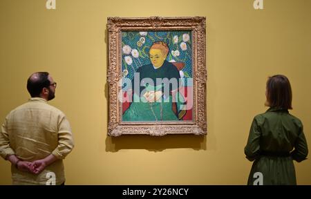 DIE PHILADELPHIA SONNENBLUMEN WURDEN URSPRÜNGLICH BEI VAN GOGHS FREUNDEN MR. UND MRS. GINOUX IN ARLES HINTERLASSEN UND VON GEKAUFT HERR CARROL TYSON AUS CHETNUT HILL PHILADELPHIA 1935, BEVOR ER 1963 VOM PHILADELPHIA MUSEUM OF ART ERWORBEN WURDE . DIE LONDONER SONNENBLUMEN WURDEN IM MAI 1889 AN VAN GOGHS BRUDER THEO GESCHICKT UND BLIEBEN BIS ZUM DIE NATIONAL GALLERY KAUFTE DAS BILD 1924. DIE BEIDEN BILDER WURDEN SEIT ANFANG 1889 IM STUDIO DES KÜNSTLERS NIE ZUSAMMEN AUSGESTELLT . DIE BEIDEN SONNENBLUMEN WERDEN NEBEN LA BERCEUSE (1888) SEIN SYMBOLISCHES PORTRÄT EINER FRAU MIT CRADE-SCHNUR GEZEIGT Stockfoto