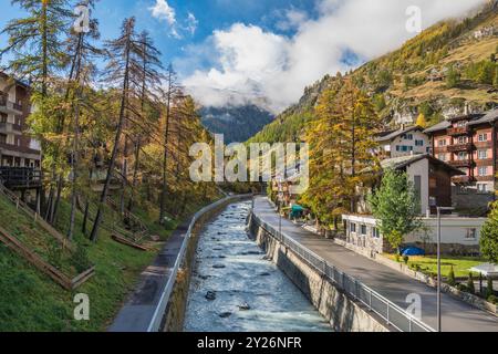 Zermatt Schweiz im Dorf mit dem Matterhorn und dem Fluss Vispa im Herbst Stockfoto