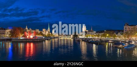 Zürich Schweiz Nachtpanorama Skyline der Stadt an der Limmat mit Großmunster und Fraumunster Kirche Stockfoto