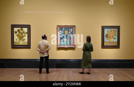 DIE PHILADELPHIA SONNENBLUMEN WURDEN URSPRÜNGLICH BEI VAN GOGHS FREUNDEN MR. UND MRS. GINOUX IN ARLES HINTERLASSEN UND VON GEKAUFT HERR CARROL TYSON AUS CHETNUT HILL PHILADELPHIA 1935, BEVOR ER 1963 VOM PHILADELPHIA MUSEUM OF ART ERWORBEN WURDE . DIE LONDONER SONNENBLUMEN WURDEN IM MAI 1889 AN VAN GOGHS BRUDER THEO GESCHICKT UND BLIEBEN BIS ZUM DIE NATIONAL GALLERY KAUFTE DAS BILD 1924. DIE BEIDEN BILDER WURDEN SEIT ANFANG 1889 IM STUDIO DES KÜNSTLERS NIE ZUSAMMEN AUSGESTELLT . DIE BEIDEN SONNENBLUMEN WERDEN NEBEN LA BERCEUSE (1888) SEIN SYMBOLISCHES PORTRÄT EINER FRAU MIT CRADE-SCHNUR GEZEIGT Stockfoto