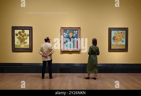 DIE PHILADELPHIA SONNENBLUMEN WURDEN URSPRÜNGLICH BEI VAN GOGHS FREUNDEN MR. UND MRS. GINOUX IN ARLES HINTERLASSEN UND VON GEKAUFT HERR CARROL TYSON AUS CHETNUT HILL PHILADELPHIA 1935, BEVOR ER 1963 VOM PHILADELPHIA MUSEUM OF ART ERWORBEN WURDE . DIE LONDONER SONNENBLUMEN WURDEN IM MAI 1889 AN VAN GOGHS BRUDER THEO GESCHICKT UND BLIEBEN BIS ZUM DIE NATIONAL GALLERY KAUFTE DAS BILD 1924. DIE BEIDEN BILDER WURDEN SEIT ANFANG 1889 IM STUDIO DES KÜNSTLERS NIE ZUSAMMEN AUSGESTELLT . DIE BEIDEN SONNENBLUMEN WERDEN NEBEN LA BERCEUSE (1888) SEIN SYMBOLISCHES PORTRÄT EINER FRAU MIT CRADE-SCHNUR GEZEIGT Stockfoto