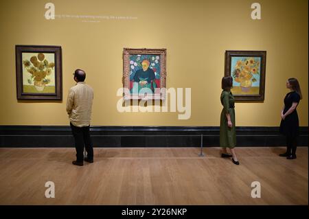 DIE PHILADELPHIA SONNENBLUMEN WURDEN URSPRÜNGLICH BEI VAN GOGHS FREUNDEN MR. UND MRS. GINOUX IN ARLES HINTERLASSEN UND VON GEKAUFT HERR CARROL TYSON AUS CHETNUT HILL PHILADELPHIA 1935, BEVOR ER 1963 VOM PHILADELPHIA MUSEUM OF ART ERWORBEN WURDE . DIE LONDONER SONNENBLUMEN WURDEN IM MAI 1889 AN VAN GOGHS BRUDER THEO GESCHICKT UND BLIEBEN BIS ZUM DIE NATIONAL GALLERY KAUFTE DAS BILD 1924. DIE BEIDEN BILDER WURDEN SEIT ANFANG 1889 IM STUDIO DES KÜNSTLERS NIE ZUSAMMEN AUSGESTELLT . DIE BEIDEN SONNENBLUMEN WERDEN NEBEN LA BERCEUSE (1888) SEIN SYMBOLISCHES PORTRÄT EINER FRAU MIT CRADE-SCHNUR GEZEIGT Stockfoto