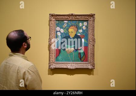 DIE PHILADELPHIA SONNENBLUMEN WURDEN URSPRÜNGLICH BEI VAN GOGHS FREUNDEN MR. UND MRS. GINOUX IN ARLES HINTERLASSEN UND VON GEKAUFT HERR CARROL TYSON AUS CHETNUT HILL PHILADELPHIA 1935, BEVOR ER 1963 VOM PHILADELPHIA MUSEUM OF ART ERWORBEN WURDE . DIE LONDONER SONNENBLUMEN WURDEN IM MAI 1889 AN VAN GOGHS BRUDER THEO GESCHICKT UND BLIEBEN BIS ZUM DIE NATIONAL GALLERY KAUFTE DAS BILD 1924. DIE BEIDEN BILDER WURDEN SEIT ANFANG 1889 IM STUDIO DES KÜNSTLERS NIE ZUSAMMEN AUSGESTELLT . DIE BEIDEN SONNENBLUMEN WERDEN NEBEN LA BERCEUSE (1888) SEIN SYMBOLISCHES PORTRÄT EINER FRAU MIT CRADE-SCHNUR GEZEIGT Stockfoto