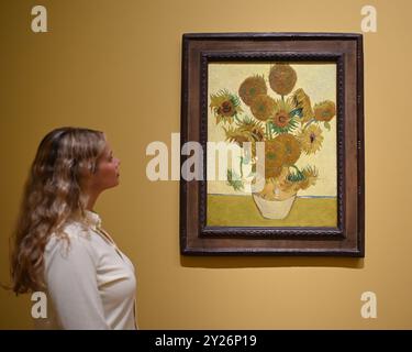 DIE PHILADELPHIA SONNENBLUMEN WURDEN URSPRÜNGLICH BEI VAN GOGHS FREUNDEN MR. UND MRS. GINOUX IN ARLES HINTERLASSEN UND VON GEKAUFT HERR CARROL TYSON AUS CHETNUT HILL PHILADELPHIA 1935, BEVOR ER 1963 VOM PHILADELPHIA MUSEUM OF ART ERWORBEN WURDE . DIE LONDONER SONNENBLUMEN WURDEN IM MAI 1889 AN VAN GOGHS BRUDER THEO GESCHICKT UND BLIEBEN BIS ZUM DIE NATIONAL GALLERY KAUFTE DAS BILD 1924. DIE BEIDEN BILDER WURDEN SEIT ANFANG 1889 IM STUDIO DES KÜNSTLERS NIE ZUSAMMEN AUSGESTELLT . DIE BEIDEN SONNENBLUMEN WERDEN NEBEN LA BERCEUSE (1888) SEIN SYMBOLISCHES PORTRÄT EINER FRAU MIT CRADE-SCHNUR GEZEIGT Stockfoto
