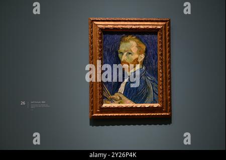 DIE PHILADELPHIA SONNENBLUMEN WURDEN URSPRÜNGLICH BEI VAN GOGHS FREUNDEN MR. UND MRS. GINOUX IN ARLES HINTERLASSEN UND VON GEKAUFT HERR CARROL TYSON AUS CHETNUT HILL PHILADELPHIA 1935, BEVOR ER 1963 VOM PHILADELPHIA MUSEUM OF ART ERWORBEN WURDE . DIE LONDONER SONNENBLUMEN WURDEN IM MAI 1889 AN VAN GOGHS BRUDER THEO GESCHICKT UND BLIEBEN BIS ZUM DIE NATIONAL GALLERY KAUFTE DAS BILD 1924. DIE BEIDEN BILDER WURDEN SEIT ANFANG 1889 IM STUDIO DES KÜNSTLERS NIE ZUSAMMEN AUSGESTELLT . DIE BEIDEN SONNENBLUMEN WERDEN NEBEN LA BERCEUSE (1888) SEIN SYMBOLISCHES PORTRÄT EINER FRAU MIT CRADE-SCHNUR GEZEIGT Stockfoto