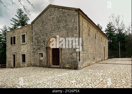 Die mittelalterliche Benediktinersiedelei des Zisterzienser, die der seligen Jungfrau Maria gewidmet ist. Kirche Santa Maria della Mazza. Pretoro, Abruzzen Stockfoto