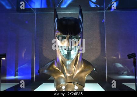 Batman’s Cowl, getragen von Val Kilmer als Batman – Batman Forever (1995) bei der Ausstellung Batman Unmasked in London Stockfoto