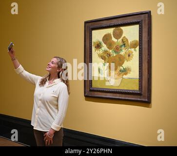 DIE PHILADELPHIA SONNENBLUMEN WURDEN URSPRÜNGLICH BEI VAN GOGHS FREUNDEN MR. UND MRS. GINOUX IN ARLES HINTERLASSEN UND VON GEKAUFT HERR CARROL TYSON AUS CHETNUT HILL PHILADELPHIA 1935, BEVOR ER 1963 VOM PHILADELPHIA MUSEUM OF ART ERWORBEN WURDE . DIE LONDONER SONNENBLUMEN WURDEN IM MAI 1889 AN VAN GOGHS BRUDER THEO GESCHICKT UND BLIEBEN BIS ZUM DIE NATIONAL GALLERY KAUFTE DAS BILD 1924. DIE BEIDEN BILDER WURDEN SEIT ANFANG 1889 IM STUDIO DES KÜNSTLERS NIE ZUSAMMEN AUSGESTELLT . DIE BEIDEN SONNENBLUMEN WERDEN NEBEN LA BERCEUSE (1888) SEIN SYMBOLISCHES PORTRÄT EINER FRAU MIT CRADE-SCHNUR GEZEIGT Stockfoto