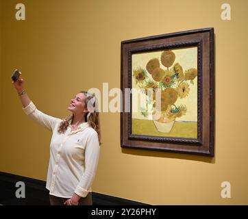 DIE PHILADELPHIA SONNENBLUMEN WURDEN URSPRÜNGLICH BEI VAN GOGHS FREUNDEN MR. UND MRS. GINOUX IN ARLES HINTERLASSEN UND VON GEKAUFT HERR CARROL TYSON AUS CHETNUT HILL PHILADELPHIA 1935, BEVOR ER 1963 VOM PHILADELPHIA MUSEUM OF ART ERWORBEN WURDE . DIE LONDONER SONNENBLUMEN WURDEN IM MAI 1889 AN VAN GOGHS BRUDER THEO GESCHICKT UND BLIEBEN BIS ZUM DIE NATIONAL GALLERY KAUFTE DAS BILD 1924. DIE BEIDEN BILDER WURDEN SEIT ANFANG 1889 IM STUDIO DES KÜNSTLERS NIE ZUSAMMEN AUSGESTELLT . DIE BEIDEN SONNENBLUMEN WERDEN NEBEN LA BERCEUSE (1888) SEIN SYMBOLISCHES PORTRÄT EINER FRAU MIT CRADE-SCHNUR GEZEIGT Stockfoto