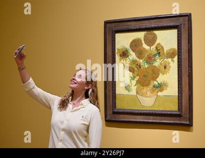 DIE PHILADELPHIA SONNENBLUMEN WURDEN URSPRÜNGLICH BEI VAN GOGHS FREUNDEN MR. UND MRS. GINOUX IN ARLES HINTERLASSEN UND VON GEKAUFT HERR CARROL TYSON AUS CHETNUT HILL PHILADELPHIA 1935, BEVOR ER 1963 VOM PHILADELPHIA MUSEUM OF ART ERWORBEN WURDE . DIE LONDONER SONNENBLUMEN WURDEN IM MAI 1889 AN VAN GOGHS BRUDER THEO GESCHICKT UND BLIEBEN BIS ZUM DIE NATIONAL GALLERY KAUFTE DAS BILD 1924. DIE BEIDEN BILDER WURDEN SEIT ANFANG 1889 IM STUDIO DES KÜNSTLERS NIE ZUSAMMEN AUSGESTELLT . DIE BEIDEN SONNENBLUMEN WERDEN NEBEN LA BERCEUSE (1888) SEIN SYMBOLISCHES PORTRÄT EINER FRAU MIT CRADE-SCHNUR GEZEIGT Stockfoto