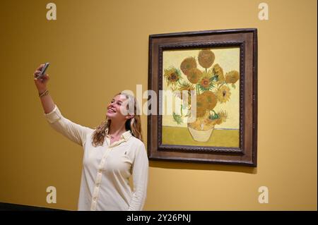 DIE PHILADELPHIA SONNENBLUMEN WURDEN URSPRÜNGLICH BEI VAN GOGHS FREUNDEN MR. UND MRS. GINOUX IN ARLES HINTERLASSEN UND VON GEKAUFT HERR CARROL TYSON AUS CHETNUT HILL PHILADELPHIA 1935, BEVOR ER 1963 VOM PHILADELPHIA MUSEUM OF ART ERWORBEN WURDE . DIE LONDONER SONNENBLUMEN WURDEN IM MAI 1889 AN VAN GOGHS BRUDER THEO GESCHICKT UND BLIEBEN BIS ZUM DIE NATIONAL GALLERY KAUFTE DAS BILD 1924. DIE BEIDEN BILDER WURDEN SEIT ANFANG 1889 IM STUDIO DES KÜNSTLERS NIE ZUSAMMEN AUSGESTELLT . DIE BEIDEN SONNENBLUMEN WERDEN NEBEN LA BERCEUSE (1888) SEIN SYMBOLISCHES PORTRÄT EINER FRAU MIT CRADE-SCHNUR GEZEIGT Stockfoto