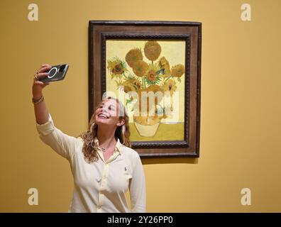 DIE PHILADELPHIA SONNENBLUMEN WURDEN URSPRÜNGLICH BEI VAN GOGHS FREUNDEN MR. UND MRS. GINOUX IN ARLES HINTERLASSEN UND VON GEKAUFT HERR CARROL TYSON AUS CHETNUT HILL PHILADELPHIA 1935, BEVOR ER 1963 VOM PHILADELPHIA MUSEUM OF ART ERWORBEN WURDE . DIE LONDONER SONNENBLUMEN WURDEN IM MAI 1889 AN VAN GOGHS BRUDER THEO GESCHICKT UND BLIEBEN BIS ZUM DIE NATIONAL GALLERY KAUFTE DAS BILD 1924. DIE BEIDEN BILDER WURDEN SEIT ANFANG 1889 IM STUDIO DES KÜNSTLERS NIE ZUSAMMEN AUSGESTELLT . DIE BEIDEN SONNENBLUMEN WERDEN NEBEN LA BERCEUSE (1888) SEIN SYMBOLISCHES PORTRÄT EINER FRAU MIT CRADE-SCHNUR GEZEIGT Stockfoto