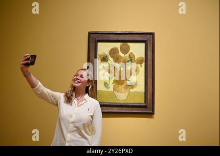 DIE PHILADELPHIA SONNENBLUMEN WURDEN URSPRÜNGLICH BEI VAN GOGHS FREUNDEN MR. UND MRS. GINOUX IN ARLES HINTERLASSEN UND VON GEKAUFT HERR CARROL TYSON AUS CHETNUT HILL PHILADELPHIA 1935, BEVOR ER 1963 VOM PHILADELPHIA MUSEUM OF ART ERWORBEN WURDE . DIE LONDONER SONNENBLUMEN WURDEN IM MAI 1889 AN VAN GOGHS BRUDER THEO GESCHICKT UND BLIEBEN BIS ZUM DIE NATIONAL GALLERY KAUFTE DAS BILD 1924. DIE BEIDEN BILDER WURDEN SEIT ANFANG 1889 IM STUDIO DES KÜNSTLERS NIE ZUSAMMEN AUSGESTELLT . DIE BEIDEN SONNENBLUMEN WERDEN NEBEN LA BERCEUSE (1888) SEIN SYMBOLISCHES PORTRÄT EINER FRAU MIT CRADE-SCHNUR GEZEIGT Stockfoto