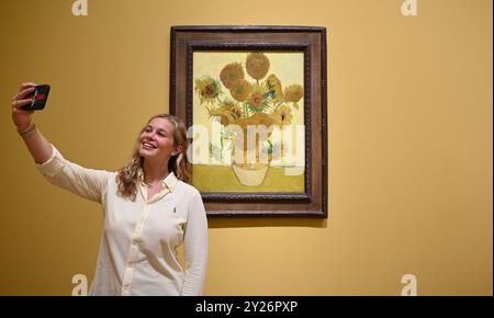 DIE PHILADELPHIA SONNENBLUMEN WURDEN URSPRÜNGLICH BEI VAN GOGHS FREUNDEN MR. UND MRS. GINOUX IN ARLES HINTERLASSEN UND VON GEKAUFT HERR CARROL TYSON AUS CHETNUT HILL PHILADELPHIA 1935, BEVOR ER 1963 VOM PHILADELPHIA MUSEUM OF ART ERWORBEN WURDE . DIE LONDONER SONNENBLUMEN WURDEN IM MAI 1889 AN VAN GOGHS BRUDER THEO GESCHICKT UND BLIEBEN BIS ZUM DIE NATIONAL GALLERY KAUFTE DAS BILD 1924. DIE BEIDEN BILDER WURDEN SEIT ANFANG 1889 IM STUDIO DES KÜNSTLERS NIE ZUSAMMEN AUSGESTELLT . DIE BEIDEN SONNENBLUMEN WERDEN NEBEN LA BERCEUSE (1888) SEIN SYMBOLISCHES PORTRÄT EINER FRAU MIT CRADE-SCHNUR GEZEIGT Stockfoto
