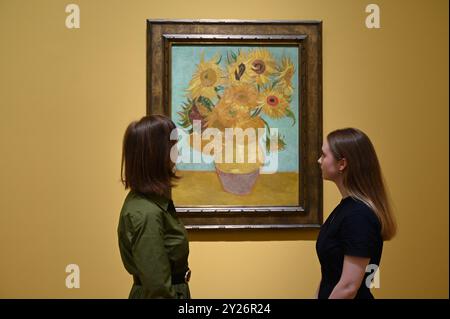 DIE PHILADELPHIA SONNENBLUMEN WURDEN URSPRÜNGLICH BEI VAN GOGHS FREUNDEN MR. UND MRS. GINOUX IN ARLES HINTERLASSEN UND VON GEKAUFT HERR CARROL TYSON AUS CHETNUT HILL PHILADELPHIA 1935, BEVOR ER 1963 VOM PHILADELPHIA MUSEUM OF ART ERWORBEN WURDE . DIE LONDONER SONNENBLUMEN WURDEN IM MAI 1889 AN VAN GOGHS BRUDER THEO GESCHICKT UND BLIEBEN BIS ZUM DIE NATIONAL GALLERY KAUFTE DAS BILD 1924. DIE BEIDEN BILDER WURDEN SEIT ANFANG 1889 IM STUDIO DES KÜNSTLERS NIE ZUSAMMEN AUSGESTELLT . DIE BEIDEN SONNENBLUMEN WERDEN NEBEN LA BERCEUSE (1888) SEIN SYMBOLISCHES PORTRÄT EINER FRAU MIT CRADE-SCHNUR GEZEIGT Stockfoto