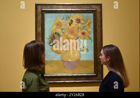 DIE PHILADELPHIA SONNENBLUMEN WURDEN URSPRÜNGLICH BEI VAN GOGHS FREUNDEN MR. UND MRS. GINOUX IN ARLES HINTERLASSEN UND VON GEKAUFT HERR CARROL TYSON AUS CHETNUT HILL PHILADELPHIA 1935, BEVOR ER 1963 VOM PHILADELPHIA MUSEUM OF ART ERWORBEN WURDE . DIE LONDONER SONNENBLUMEN WURDEN IM MAI 1889 AN VAN GOGHS BRUDER THEO GESCHICKT UND BLIEBEN BIS ZUM DIE NATIONAL GALLERY KAUFTE DAS BILD 1924. DIE BEIDEN BILDER WURDEN SEIT ANFANG 1889 IM STUDIO DES KÜNSTLERS NIE ZUSAMMEN AUSGESTELLT . DIE BEIDEN SONNENBLUMEN WERDEN NEBEN LA BERCEUSE (1888) SEIN SYMBOLISCHES PORTRÄT EINER FRAU MIT CRADE-SCHNUR GEZEIGT Stockfoto