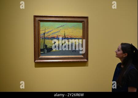 DIE PHILADELPHIA SONNENBLUMEN WURDEN URSPRÜNGLICH BEI VAN GOGHS FREUNDEN MR. UND MRS. GINOUX IN ARLES HINTERLASSEN UND VON GEKAUFT HERR CARROL TYSON AUS CHETNUT HILL PHILADELPHIA 1935, BEVOR ER 1963 VOM PHILADELPHIA MUSEUM OF ART ERWORBEN WURDE . DIE LONDONER SONNENBLUMEN WURDEN IM MAI 1889 AN VAN GOGHS BRUDER THEO GESCHICKT UND BLIEBEN BIS ZUM DIE NATIONAL GALLERY KAUFTE DAS BILD 1924. DIE BEIDEN BILDER WURDEN SEIT ANFANG 1889 IM STUDIO DES KÜNSTLERS NIE ZUSAMMEN AUSGESTELLT . DIE BEIDEN SONNENBLUMEN WERDEN NEBEN LA BERCEUSE (1888) SEIN SYMBOLISCHES PORTRÄT EINER FRAU MIT CRADE-SCHNUR GEZEIGT Stockfoto