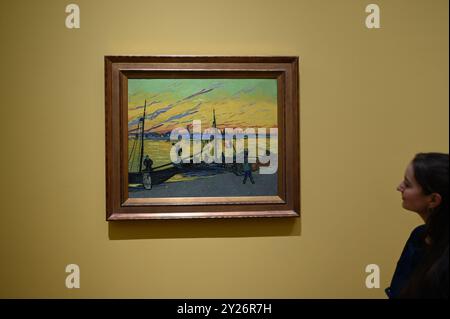 DIE PHILADELPHIA SONNENBLUMEN WURDEN URSPRÜNGLICH BEI VAN GOGHS FREUNDEN MR. UND MRS. GINOUX IN ARLES HINTERLASSEN UND VON GEKAUFT HERR CARROL TYSON AUS CHETNUT HILL PHILADELPHIA 1935, BEVOR ER 1963 VOM PHILADELPHIA MUSEUM OF ART ERWORBEN WURDE . DIE LONDONER SONNENBLUMEN WURDEN IM MAI 1889 AN VAN GOGHS BRUDER THEO GESCHICKT UND BLIEBEN BIS ZUM DIE NATIONAL GALLERY KAUFTE DAS BILD 1924. DIE BEIDEN BILDER WURDEN SEIT ANFANG 1889 IM STUDIO DES KÜNSTLERS NIE ZUSAMMEN AUSGESTELLT . DIE BEIDEN SONNENBLUMEN WERDEN NEBEN LA BERCEUSE (1888) SEIN SYMBOLISCHES PORTRÄT EINER FRAU MIT CRADE-SCHNUR GEZEIGT Stockfoto
