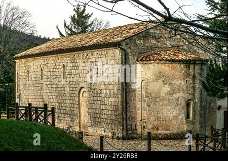 Die mittelalterliche Benediktinersiedelei des Zisterzienser, die der seligen Jungfrau Maria gewidmet ist. Kirche Santa Maria della Mazza. Pretoro, Abruzzen Stockfoto