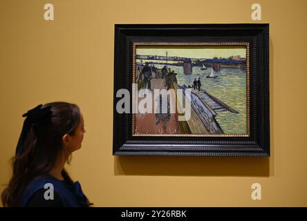DIE PHILADELPHIA SONNENBLUMEN WURDEN URSPRÜNGLICH BEI VAN GOGHS FREUNDEN MR. UND MRS. GINOUX IN ARLES HINTERLASSEN UND VON GEKAUFT HERR CARROL TYSON AUS CHETNUT HILL PHILADELPHIA 1935, BEVOR ER 1963 VOM PHILADELPHIA MUSEUM OF ART ERWORBEN WURDE . DIE LONDONER SONNENBLUMEN WURDEN IM MAI 1889 AN VAN GOGHS BRUDER THEO GESCHICKT UND BLIEBEN BIS ZUM DIE NATIONAL GALLERY KAUFTE DAS BILD 1924. DIE BEIDEN BILDER WURDEN SEIT ANFANG 1889 IM STUDIO DES KÜNSTLERS NIE ZUSAMMEN AUSGESTELLT . DIE BEIDEN SONNENBLUMEN WERDEN NEBEN LA BERCEUSE (1888) SEIN SYMBOLISCHES PORTRÄT EINER FRAU MIT CRADE-SCHNUR GEZEIGT Stockfoto