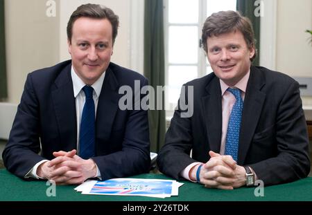 London, Großbritannien. Januar 2010. Image © lizenziert für Parsons Media. 09/09/2024. London, Vereinigtes Königreich. Lord Benyon - Akten Sie Bilder. Downing Street. Lord Benyon wurde von seiner Majestät König Karl III. Zur Rolle des Lord Chamberlain ernannt. Der Lord Chamberlain fungiert als Kommunikationslinie zwischen dem König und dem House of Lords. File Picture (18. Januar 2010): Der Vorsitzende der Konservativen Partei David Cameron mit Richard Benyon, Parlamentsabgeordneter für Newbury, in seinem Büro in Norman Shaw South am 18. Januar 2010. Foto: andrew parsons/Alamy Live News Stockfoto