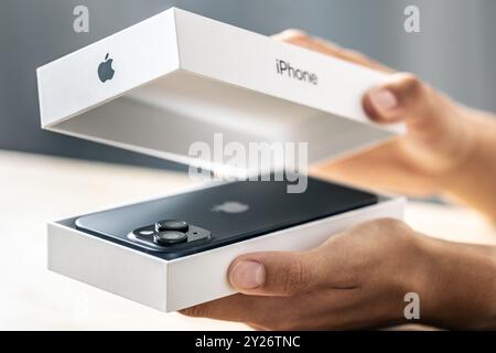 Prag Tschechische Republik: September - 09 - 2024: Ein Kunde in einem Apple Store hält ein neues iPhone-Smartphone in einer Box. Stockfoto