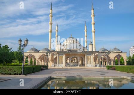 GROSNY, RUSSLAND - 14. JUNI 2023: Moderne Moschee 'Herz Tschetscheniens'. Grosny, Tschetschenien, Russland Stockfoto