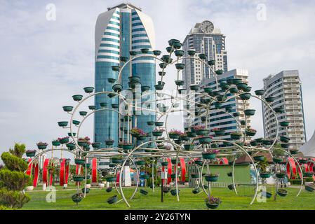 GROSNY, RUSSLAND - 14. JUNI 2023: Blumenpark auf dem Hintergrund des Wohnkomplexes Grosny Stadt, Tschetschenien, Russland Stockfoto