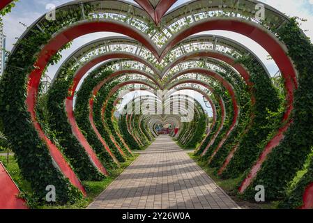 GROSNY, RUSSLAND - 14. JUNI 2023: Herzförmiger Blumenbogen im Stadtpark Grosny. Republik Tschetschenien, Russland Stockfoto