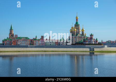 YOSCHKAR-OLA, RUSSLAND - 31. AUGUST 2024: Arkhangelsk Sloboda und Verkündigungskirche am frühen Morgen, Yoschkar-Ola, Russland Stockfoto