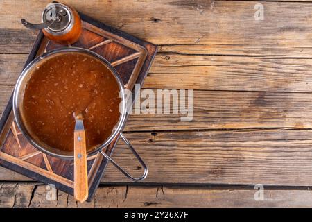 Hausgemachte Soße in einem kleinen Topf. Traditionelle amerikanische Sauce für Thanksgiving pute und Beilagen, Kopierraum Stockfoto