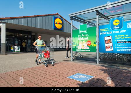 Lidl-Supermarkt außerhalb des Frauenwagens Deutschland Europa Stockfoto