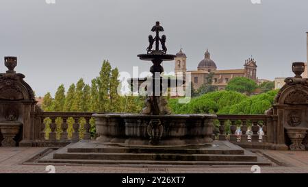 Blick vom Palazzo dei priori mit seinem Brunnen mit der Kirche der Heiligen Dreifaltigkeit dahinter in der Stadt Viterbo, Region Latium, Italien. September 2024. Stockfoto