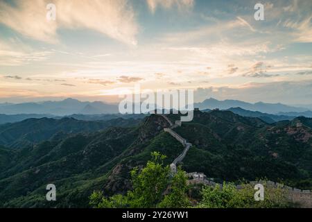 Chengde, China. September 2024. Blick auf die Chinesische Mauer von Jinshanling in Chengde, China, am 4. August 2015. (Foto: Costfoto/NurPhoto) Credit: NurPhoto SRL/Alamy Live News Stockfoto